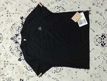 конструирование одежды: Черная футболка с минималистичным логотипом спереди. - Цвет: черный - — 1