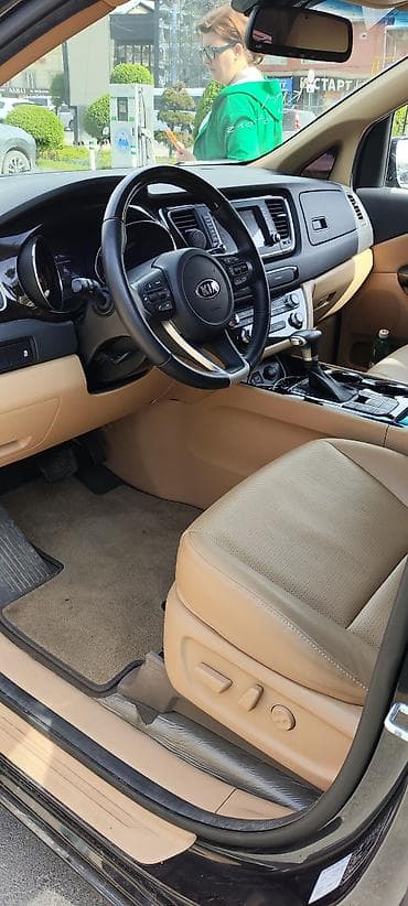 сиденья на голф: Kia Carnival (Grand Sedona) — просторный 7–8‑местный минивэн в черном — 10