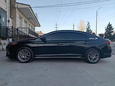 авто левый руль: Черный седан бизнес-класса с выразительным спортивным обликом — 3
