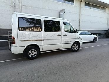 Mercedes-Benz Sprinter — белый пассажирский микроавтобус короткой