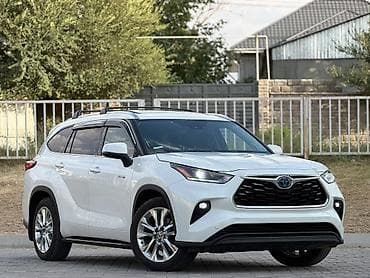 дисп: Салон автомобиля Toyota с современным и технологичным оформлением. На — 2