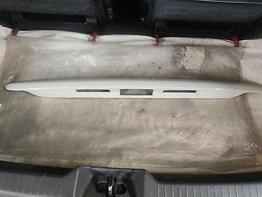 багаж на ипсум: Накладка крышки багажника Toyota, 2001 г., Б/у, Оригинал — 2