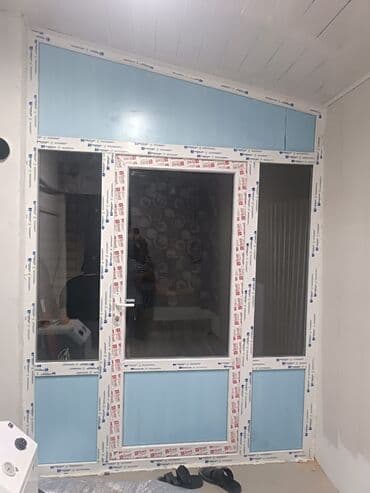 пластиковые витражи: ПВХ-витражный блок с дверью и верхней фрамугой - Компоновка: входная — 2