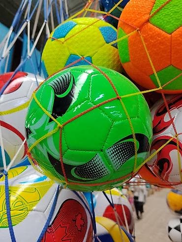 Футбольные и игровые мячи, разноцветные - Разнообразие дизайнов и