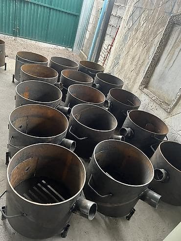 Металлическая печь-мангал (буржуйка) цилиндрической формы для