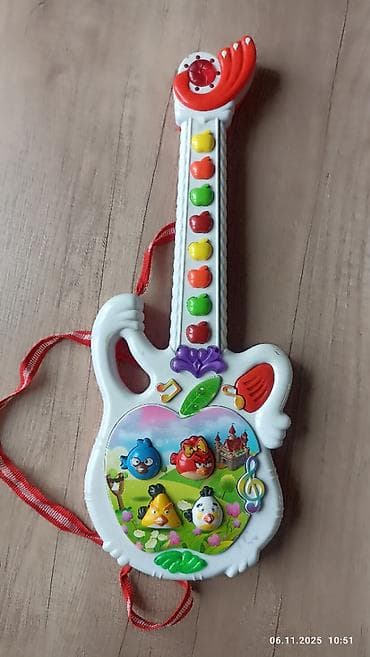 Детский транспорт: Игрушка музыкальная гитара полностью в рабочем состоянии цена 200 сом — 1