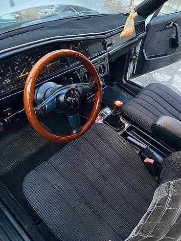 e 303: Mercedes-Benz 190: 1985 г., 2 л, Механика, Бензин, Седан — 4