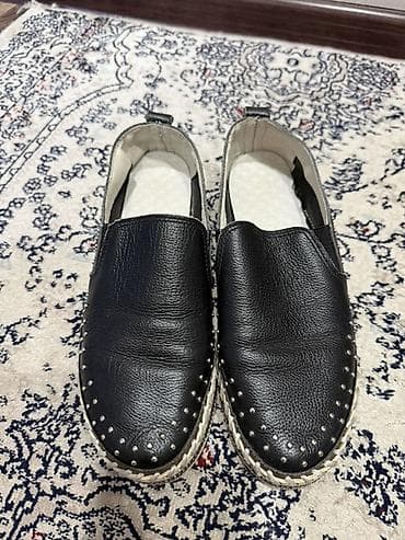 Кроссовки и спортивная обувь: Женские слипоны из черной зернистой кожи с декором - Модель: слипоны — 2