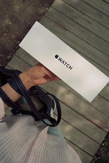 акар часы: Apple Watch с прямоугольным дисплеем и светлым спортивным ремешком — 3
