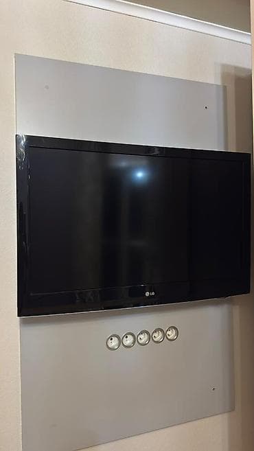 Интерактивные панели: Телевизор LG с настенным креплением и декоративной панелью. - — 2