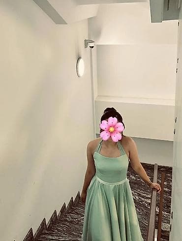 просвечивает: Мятно‑зеленое платье миди с пышной юбкой-солнце. Плотный корсетный лиф — 1