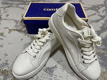 Белые кеды Comf… (на коробке — «comfort»): минималистичный дизайн