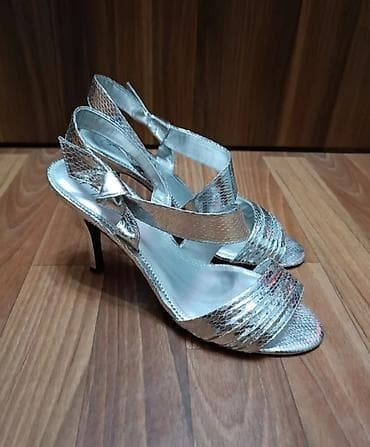 Босоножки, сандалии, шлепанцы: Босоножки серебро 41 р на каблучке с боку бантик . Состояние — 2