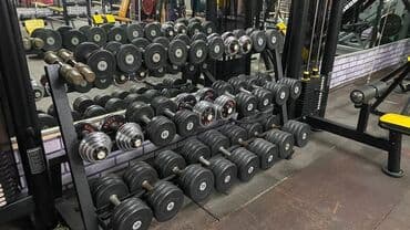 набор гантелей 50 кг в чемодане со сборной штангой: Продаю гантельный ряд, вместе со стойкой. Вес каждой гантели можно — 3