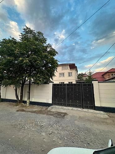 Недвижимость: 🏡 Продаётся 3-этажный дом в Рабочем городке 📐 Площадь дома — 600 м² 🌳 — 1