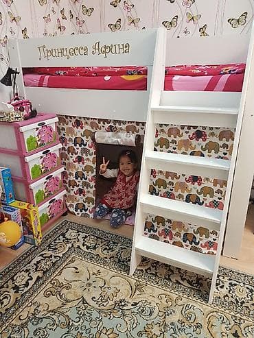 двухъярусная кровать и письменный стол: Кровать-чердак, выполненная в светлых тонах с розовыми вставками — 4