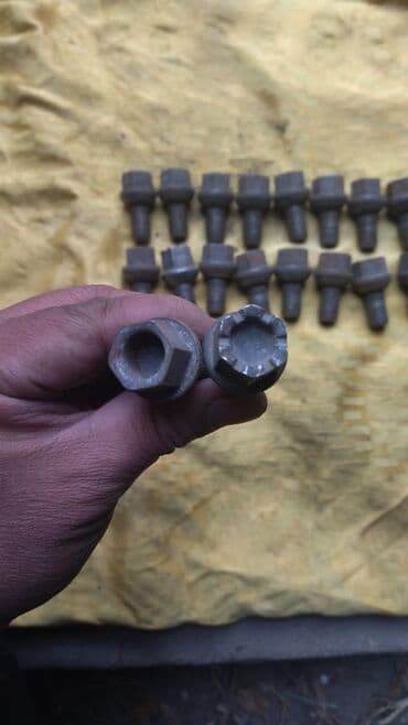 набор ключей в чемодане цена: Продаю комплект болтов на мерседес, 22 шт, короткие, на 17 головку — 3