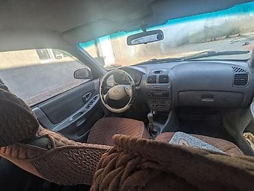 Унаа сатуу: Hyundai Accent: 2001 г., 1.5 л, Кол менен иштөөчү, Бензин, Седан — 2