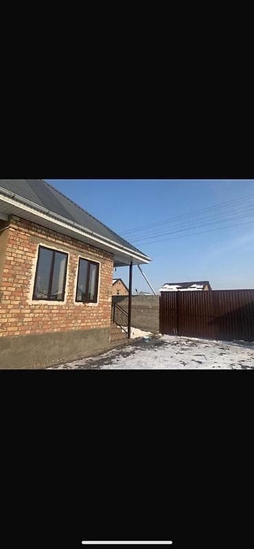 Үйлөр: Продаётся одноэтажный кирпичный дом с двором и воротами. Основные — 4
