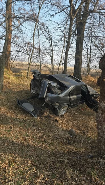 Автомобиль на запчасти (седан темно‑серого цвета) Описание: - Кузов