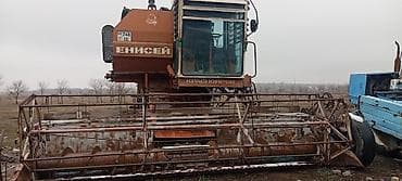 Комбайн «Енисей» (Кrasноярск) с зерновой жаткой. жатка.5 метров at lalafo.kg Комбайн «Енисей» (Кrasноярск) с зерновой жаткой. жатка.5 метров