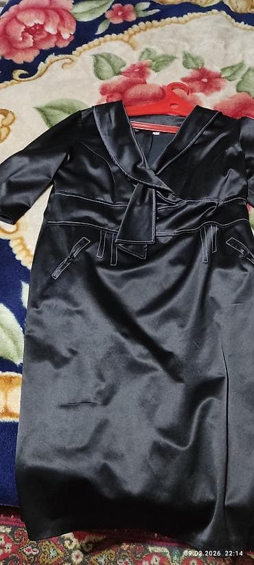 Черное платье из атласной ткани с сатиновым блеском. Классический