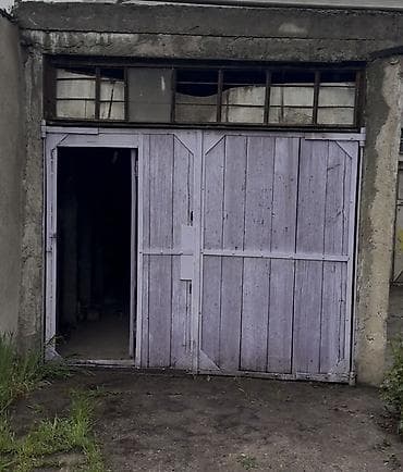 Распашные ворота: Гаражные ворота распашные из дерева с металлическим каркасом. Размер — 1