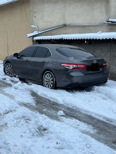 Toyota Camry: 1984 г., Автомат, Бензин, Седан — 3