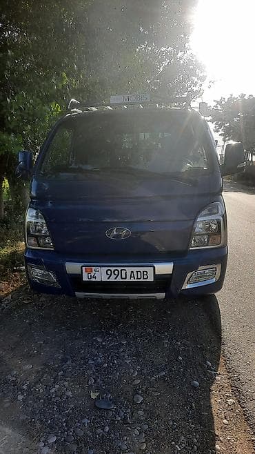 Транспорт: Hyundai Porter II — компактный бортовой грузовик синего цвета — 1