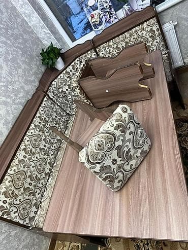 Кухонный уголок с обеденным столом и табуретами. Комплектация: - at lalafo.kg Кухонный уголок с обеденным столом и табуретами. Комплектация: -