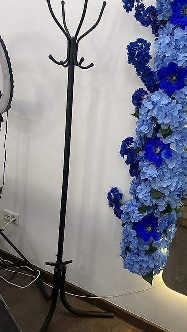 Вешалка стойка для одежды новая 

И стулья совсем новые 3800с