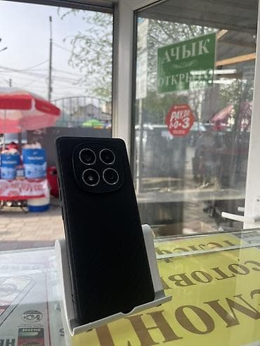 Смартфон с большим безрамочным экраном и модулем основной камеры в