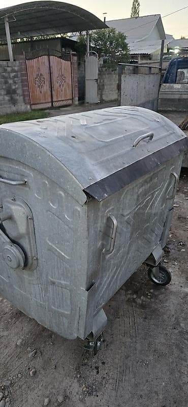 кантанер: Металлический контейнер для ТКО на колесах. - Объем: примерно 2 м³ — 2