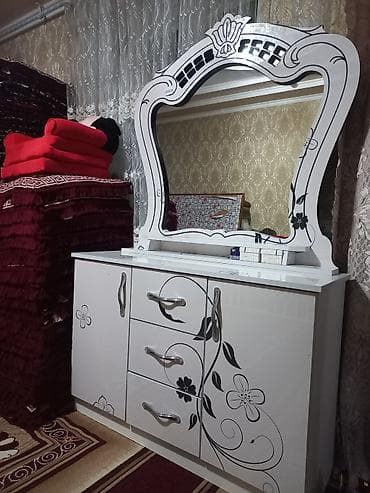 спальняя: Спальный гарнитур в белом цвете с черными флористическими узорами — 4