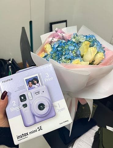Fujifilm Instax mini SE — компактная моментальная камера в сиреневом