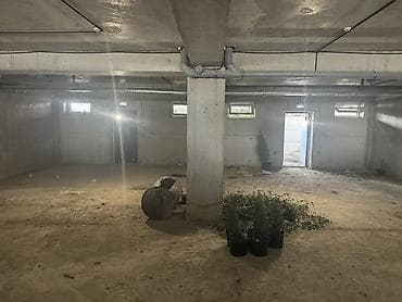подвал: Помещение в цокольном уровне в современном жилом комплексе. Основные — 4
