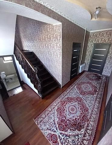 контейнер магазине: Просторный двухэтажный дом с мансардными окнами и балконом. - — 2