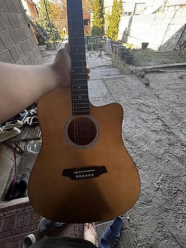 Акустическая гитара формата дредноут с вырезом (cutaway)