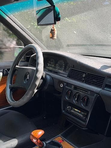 v class: Mercedes-Benz 190: 1985 г., 2 л, Механика, Бензин, Седан — 3