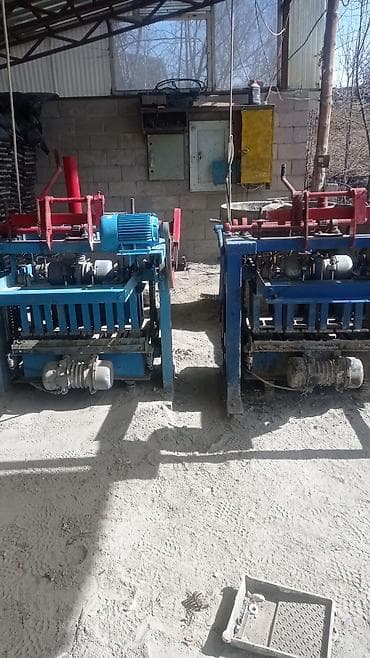 Оборудование для бизнеса: Продается пескоблочные две станки. Иметься 4 видов матрец, 300шт — 1