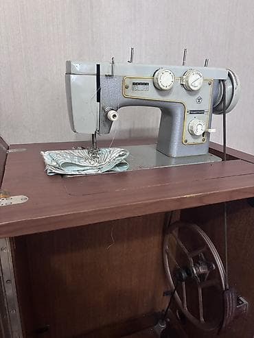 петельная машинка: Продается Швейная машина Подольск 142 в встроенной тумбе. - — 1
