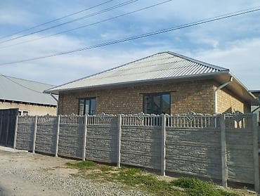 дом с: Продаётся жилой дом с ограждённым двором. Характеристики: - — 7