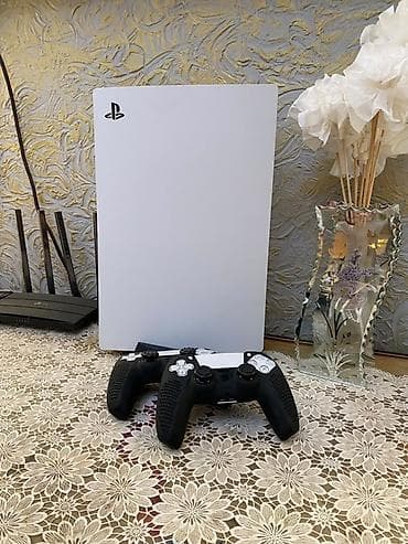 плестейшен 5: Игровая консоль PlayStation 5 (белая версия) с двумя беспроводными — 1