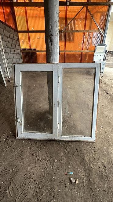 учебные доски: Деревянное двухстворчатое окно с одинарным остеклением. - Материал — 2