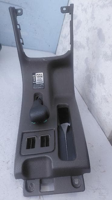 Детали салона: Центральная консоль Subaru 2003 г., Б/у, Оригинал, Япония — 1
