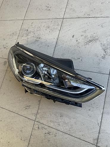 Автозапчасти: Передняя правая фара Hyundai 2019 г., Б/у, Оригинал — 1