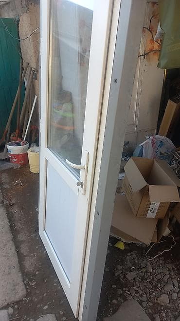 кленка оптом: Пластиковая входная дверь с остеклением,размер В2,15/Ш1м. в отличном — 2