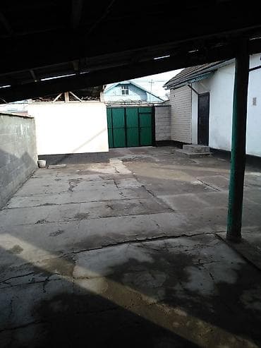 Аренда домов: Продаётся дом центр район площади, саманный, участок 4.8 соток, три — 8