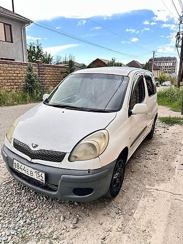 Компактный городской хэтчбек белого цвета. Основные особенности: -