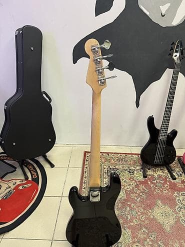 Гитары: - 4‑струнная модель в классическом стиле P-Bass: - Черный корпус с — 3
